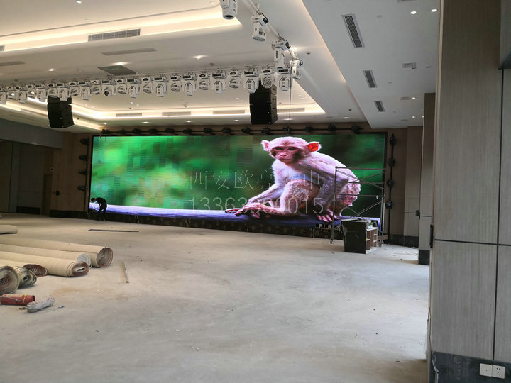 杭州费尔曼国际大酒店宴会厅LED显示屏项目采用室内P3全彩屏制作。